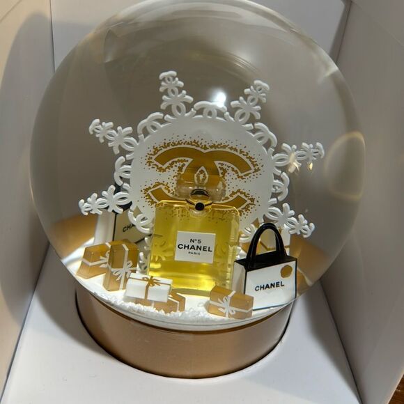 CHANEL SNOW GLOBE WITH BOX - Picture 1 of 9